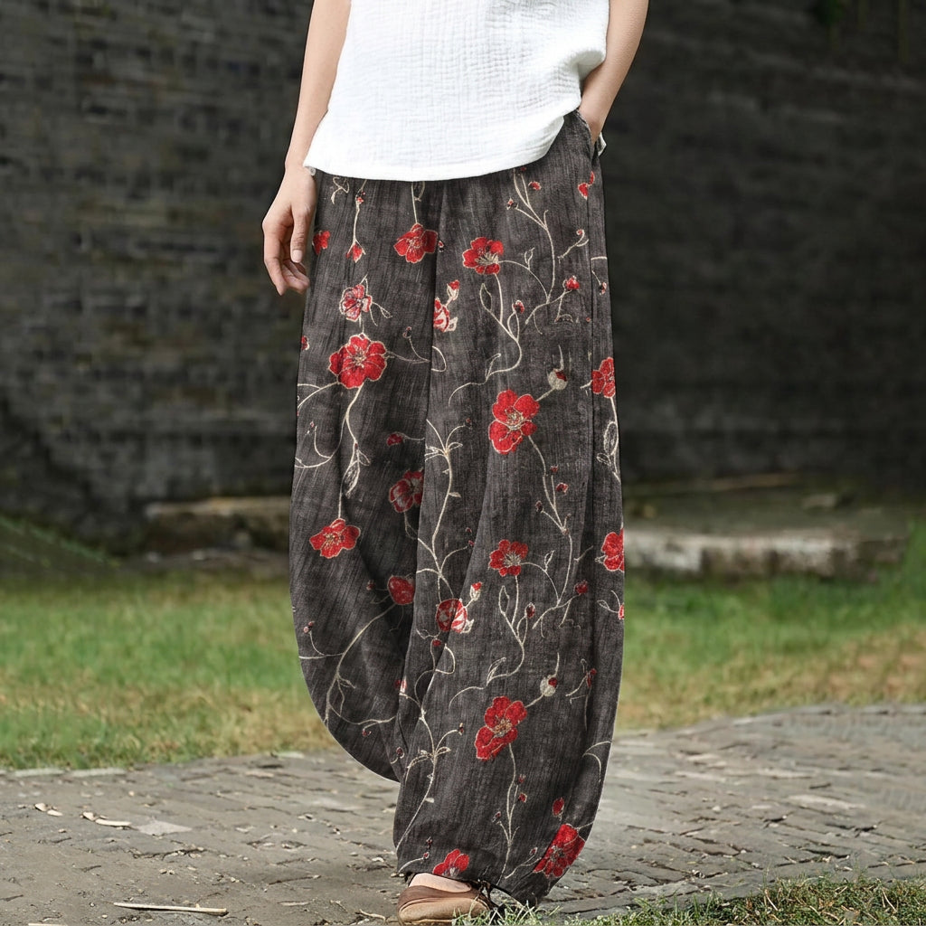 Mathilde – Wiiti Hose mit rote Bluememuster