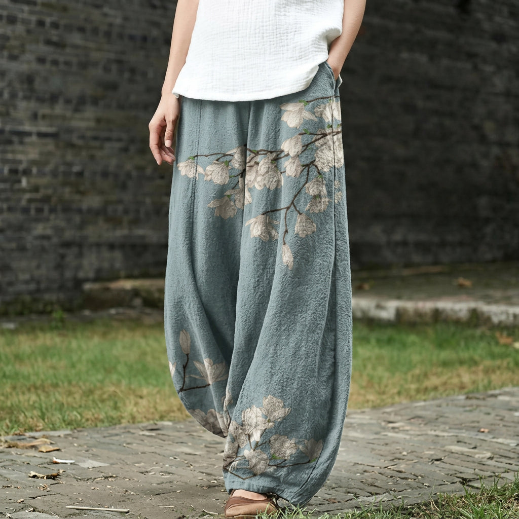 Iseult – Wiiti Hose mit hellblauem Blättermuster