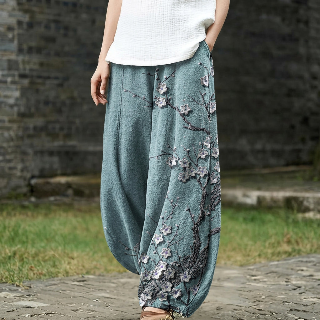 Carine – Wiiti Hose mit eme blaue Blättermuster