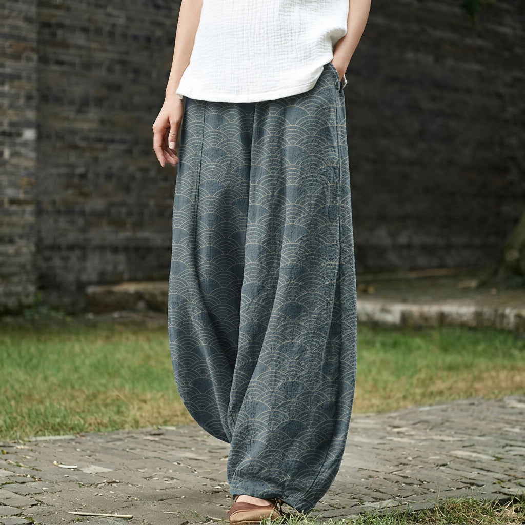 Brigitte – Wiiti grüeni Hose mit Wälle-Muster