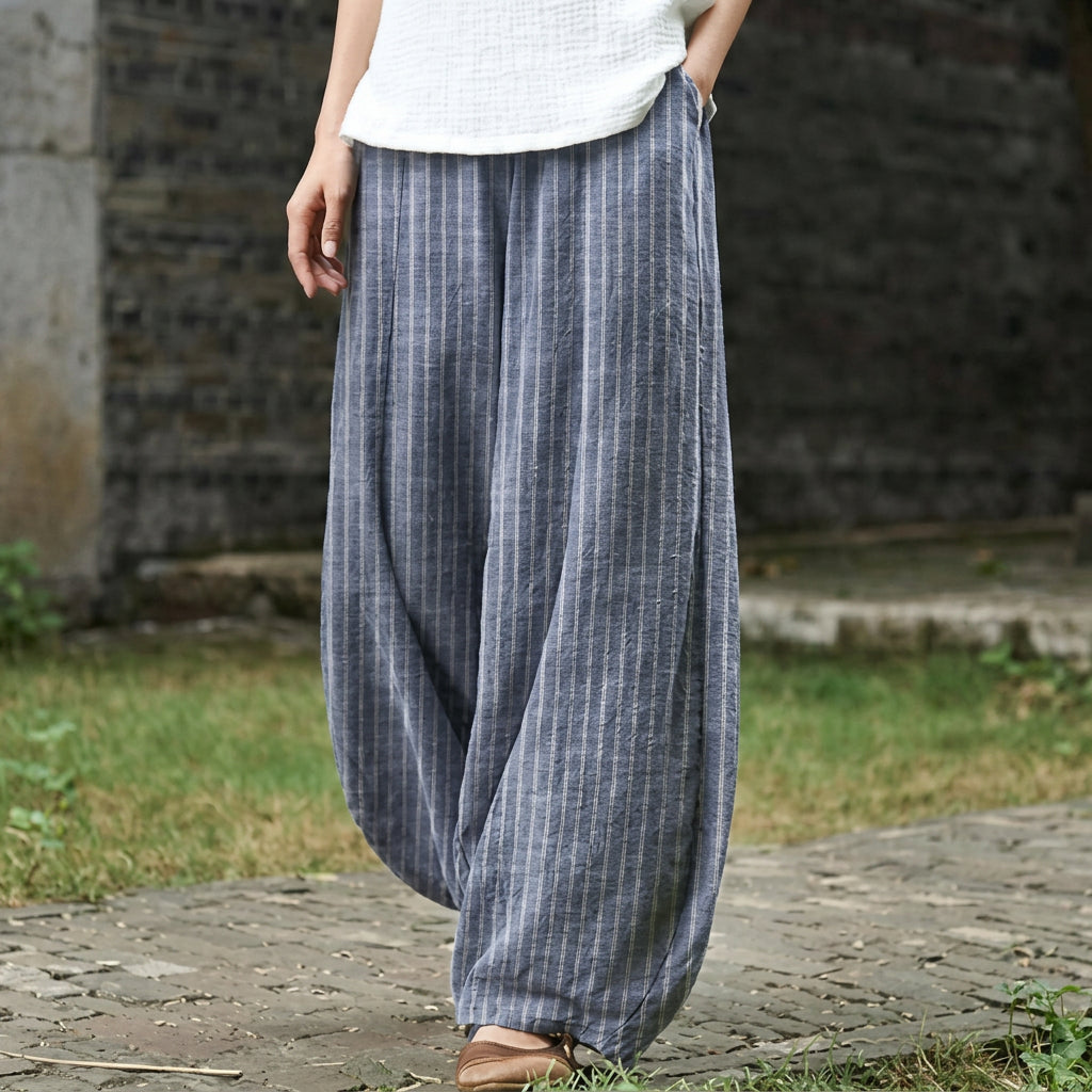 Anne-Marie – Graui gstreifi wiiti Hose