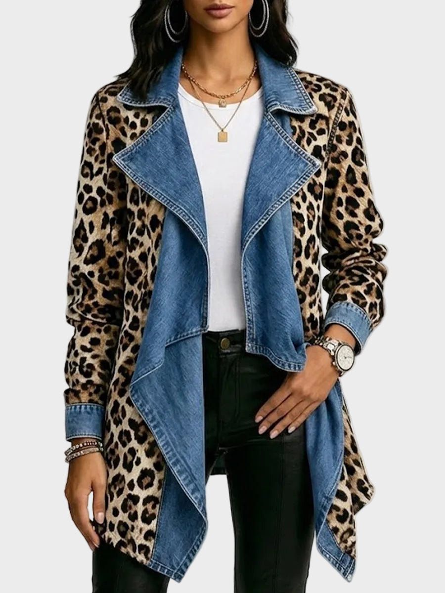 Victoria – Jacke im Leopardeprint mit eme Panel us gwäschetem Denim, mittleri Längi
