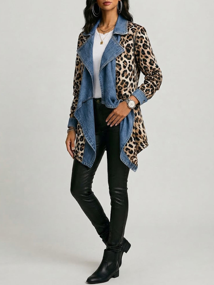 Victoria – Jacke im Leopardeprint mit eme Panel us gwäschetem Denim, mittleri Längi