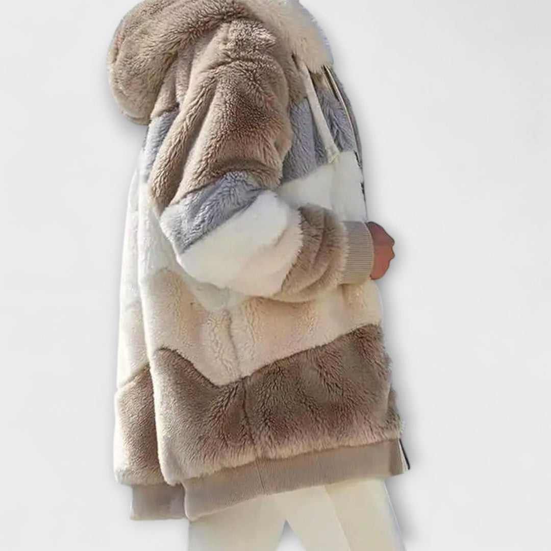 Erika - Beige kuschelige Winterjacke mit Colour-Block