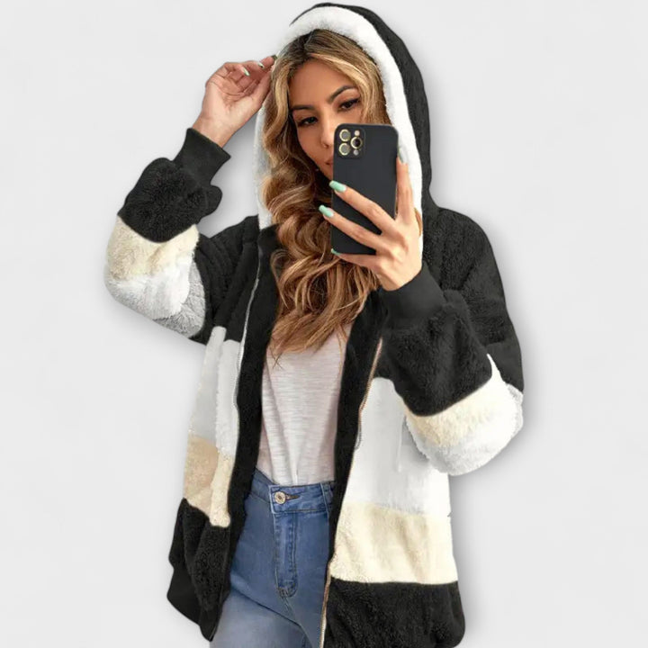 Erika - Beige kuschelige Winterjacke mit Colour-Block