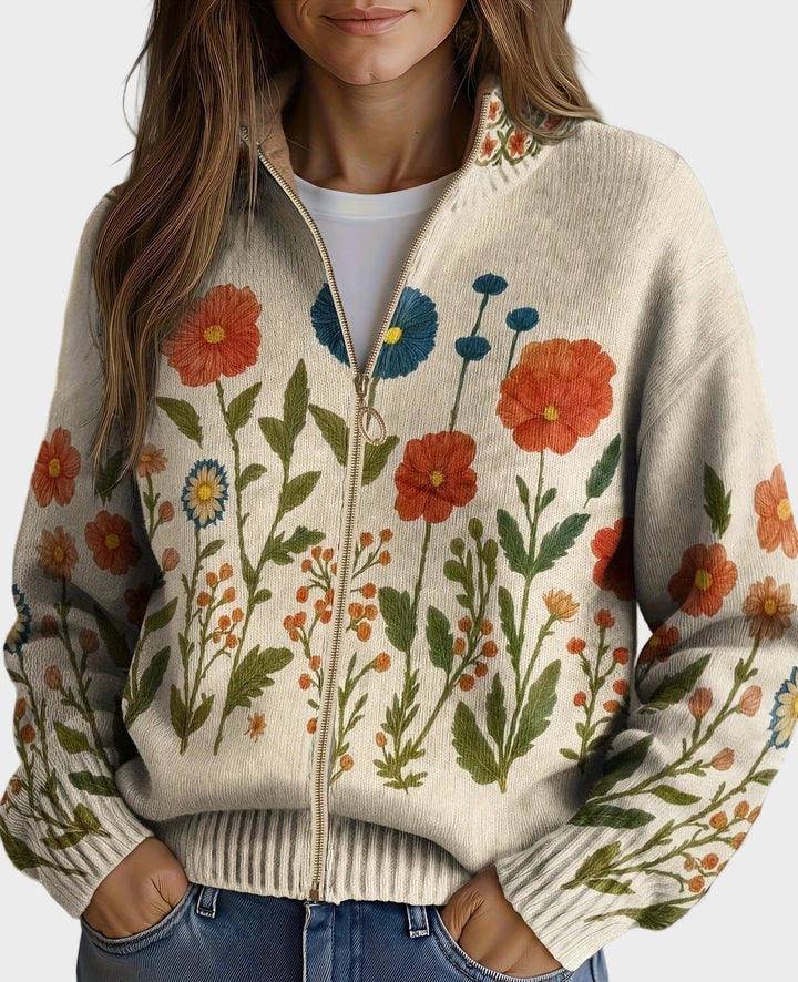 Wrenna – Strickjacke mit Reissverschluss uf ere Wildblüemewiese